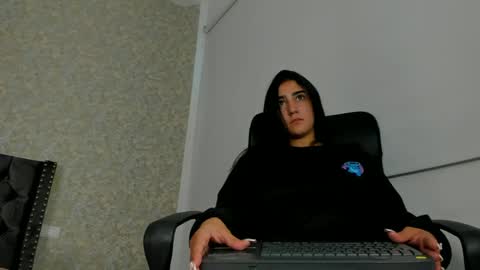 anika_h online show from June 3, 2:33 pm