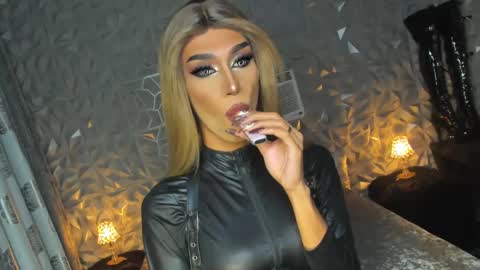 Snapshot of anitacruisze chatting on January 7, 10:32 am Miss Ann online show from January 7, 10:32 am