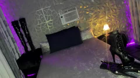 Snapshot of anitacruisze chatting on January 16, 10:44 pm Miss Ann online show from January 16, 10:44 pm