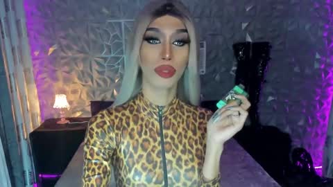 Snapshot of anitacruisze chatting on January 24, 10:19 pm Miss Ann online show from January 24, 10:19 pm