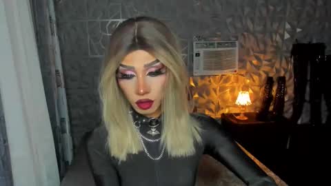 Snapshot of anitacruisze chatting on February 15, 4:01 pm Miss Ann online show from February 15, 4:01 pm