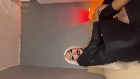 Snapshot of anitacruisze chatting on October 9, 10:52 pm Miss Ann online show from October 9, 10:52 pm