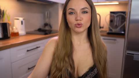 Im Anita thumb up me please its important online show from April 2, 7:11 pm