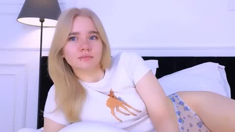 Snapshot of annabellelu chatting on October 14, 2:23 am AnnaBelle online show from October 14, 2:23 am