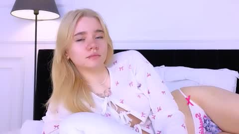 Snapshot of annabellelu chatting on October 22, 2:34 am AnnaBelle online show from October 22, 2:34 am