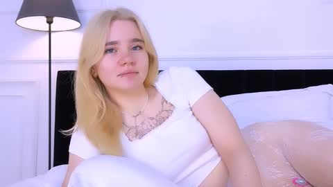 Snapshot of annabellelu chatting on October 26, 2:17 am AnnaBelle online show from October 26, 2:17 am