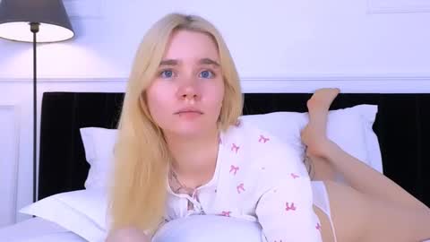 Snapshot of annabellelu chatting on November 8, 8:14 am AnnaBelle online show from November 8, 8:14 am