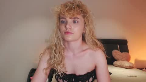 annaevv online show from April 21, 2:51 am