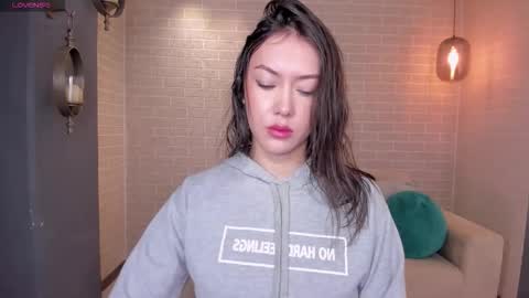 annahoffman_ online show from September 25, 12:20 pm