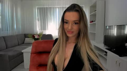 annaise  online show from April 8, 8:14 am