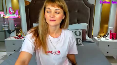 Snapshot of annasimonsj chatting on December 5, 12:52 am Anna online show from December 5, 12:52 am