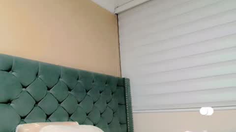 Snapshot of anne_julienne chatting on February 4, 11:38 pm       online show from February 4, 11:38 pm