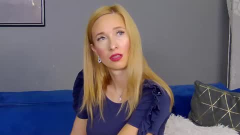 Snapshot of annehove chatting on July 3, 2:40 am Anne online show from July 3, 2:40 am