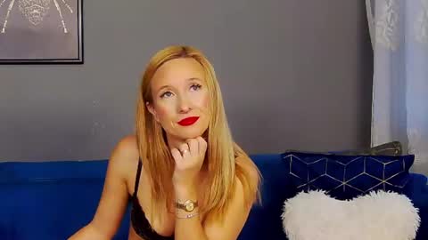 Snapshot of annehove chatting on July 10, 4:28 am Anne online show from July 10, 4:28 am