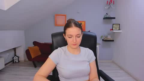 annewilsonn online show from April 22, 11:01 am