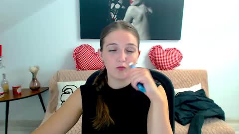 annewilsonn online show from July 21, 9:33 am
