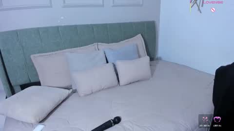 annie_20_ online show from March 9, 7:07 pm