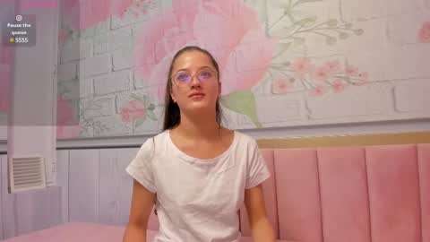annie_cute18 online show from February 18, 3:53 am
