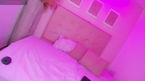 annie_dolce_ online show from April 22, 10:11 pm