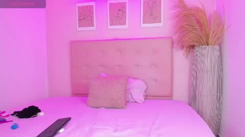 annie_dolce_ online show from April 24, 10:34 pm