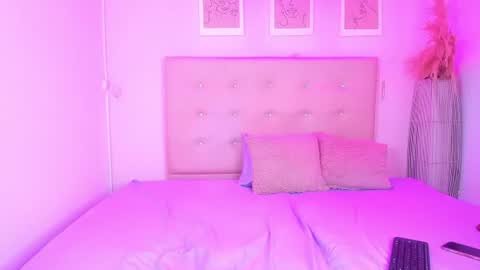 annie_dolce_ online show from July 21, 1:35 pm