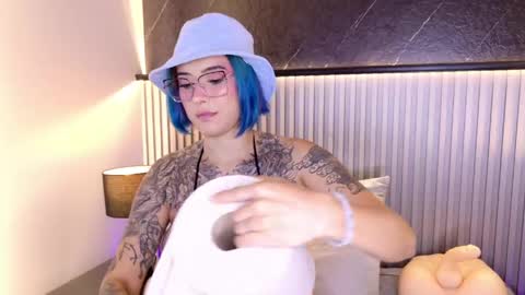 ANNIE HAWK online show from April 25, 10:07 am