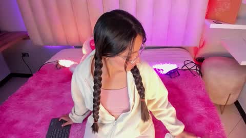 Snapshot of annie_lought chatting on January 7, 3:09 am online show from January 7, 3:09 am