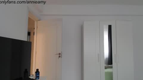 Annie online show from December 8, 12:41 pm