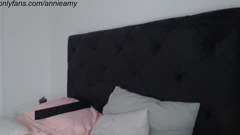 Annie online show from March 10, 4:03 pm