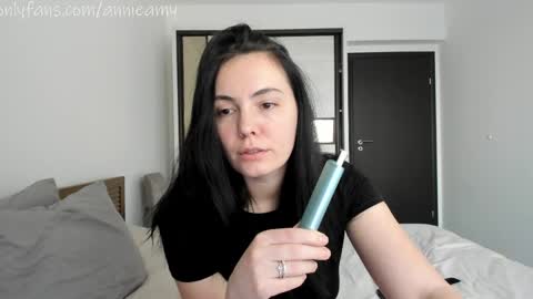 Annie online show from April 4, 2:58 pm