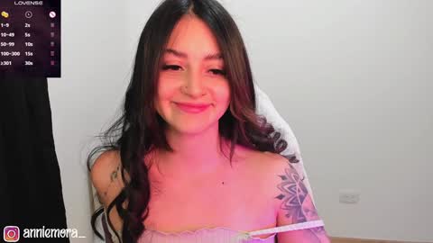 Snapshot of anniemora_ chatting on January 25, 3:40 am Annie online show from January 25, 3:40 am