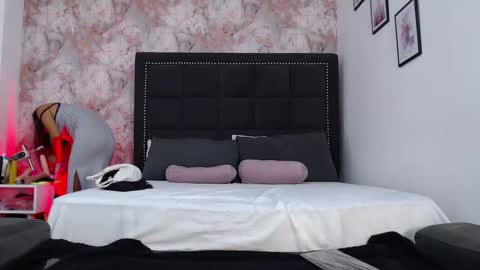 Snapshot of anniieleonhart chatting on February 26, 8:33 pm Anniieleonhart online show from February 26, 8:33 pm