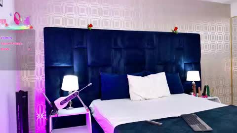 Snapshot of anniieleonhart chatting on September 15, 7:58 pm Anniieleonhart online show from September 15, 7:58 pm