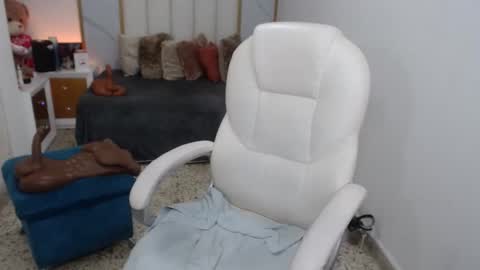 Snapshot of annita_cooper_ chatting on January 9, 10:31 pm anna online show from January 9, 10:31 pm