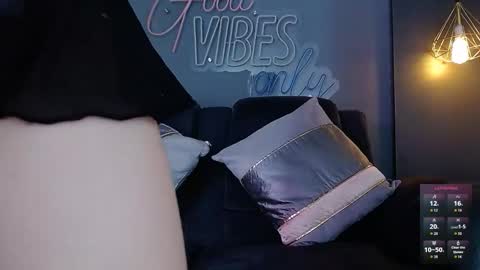 anny_loves online show from March 25, 4:46 pm