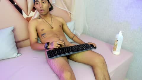 Snapshot of annyeli_bigtits chatting on January 25, 4:02 am annyeli_bigtits online show from January 25, 4:02 am