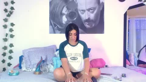 Snapshot of annyevans_ chatting on June 21, 12:35 am online show from June 21, 12:35 am
