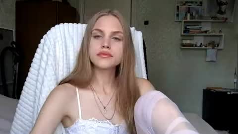 AnnySunshinee online show from June 27, 7:46 am