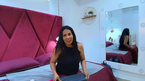 Snapshot of anthonelaa__ chatting on May 26, 8:27 pm Anthonelaa online show from May 26, 8:27 pm