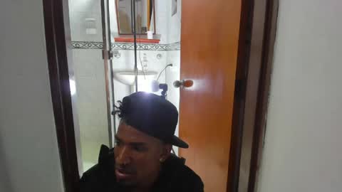Snapshot of anthoy_wayans chatting on June 1, 12:34 am online show from June 1, 12:34 am