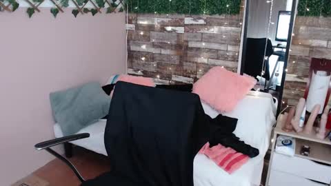 Snapshot of antolyh_c chatting on March 4, 6:39 pm antolyh_c online show from March 4, 6:39 pm