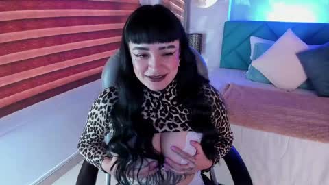 Snapshot of antonela_vargas chatting on April 23, 12:15 pm Anto online show from April 23, 12:15 pm