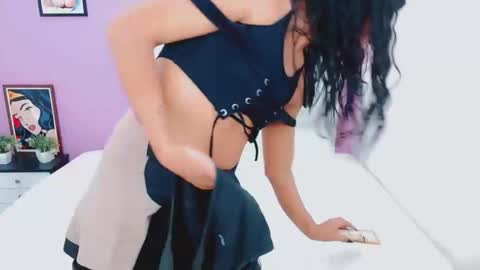 antonela_xx3 online show from April 1, 2:01 am