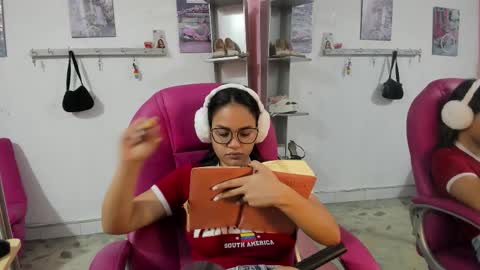 Snapshot of antonellakling_ chatting on March 16, 11:47 am ANTONELLA online show from March 16, 11:47 am