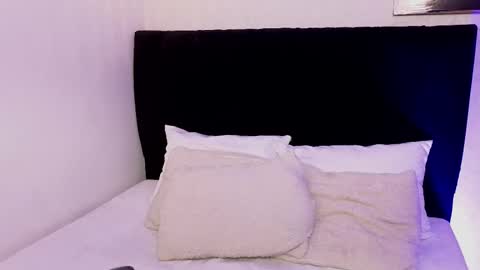 antonellariva_ online show from February 5, 7:51 pm