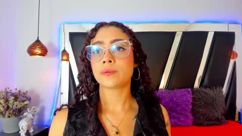 A N T O N E L L E  online show from February 19, 11:38 am