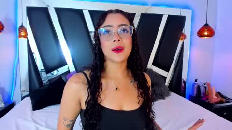 A N T O N E L L E  online show from February 20, 10:48 am