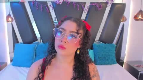 A N T O N E L L E  online show from May 30, 11:29 am