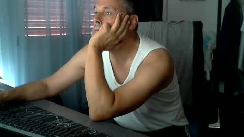 Snapshot of anukfartboy chatting on June 28, 6:03 pm anukfartboy online show from June 28, 6:03 pm