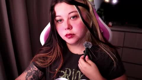   Independent model  online show from March 26, 3:39 pm